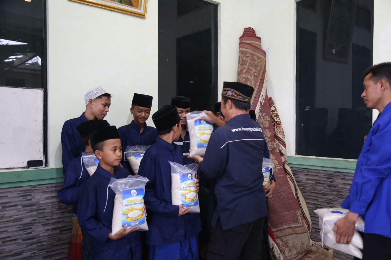 Laporan Penyaluran Beras Sedekah Makan Santri Hasmi Peduli Ke Ponpes